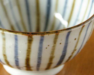 砥部焼・森陶房　麦わらの茶碗の絵付け