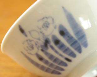 砥部焼・森陶房　すいせんの茶碗の絵付け