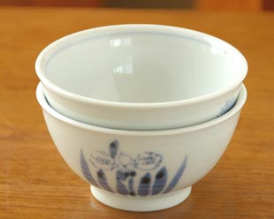 砥部焼・森陶房　すいせんの茶碗を重ねて