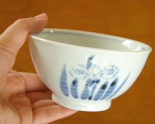 砥部焼・森陶房　すいせんの茶碗を手に持って