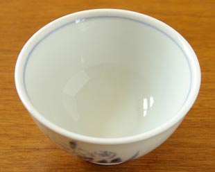 砥部焼・森陶房　すいせんの茶碗を上から見て
