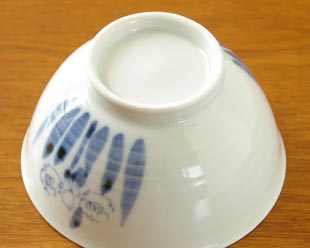 砥部焼・森陶房　すいせんの茶碗の底面