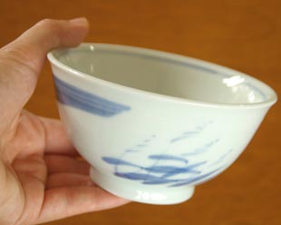 和食器・砥部焼　すすきの茶碗を手に持って