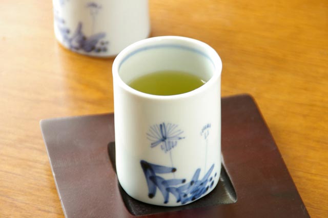 和食器・砥部焼　たんぽぽの筒湯のみ（大)にお茶を