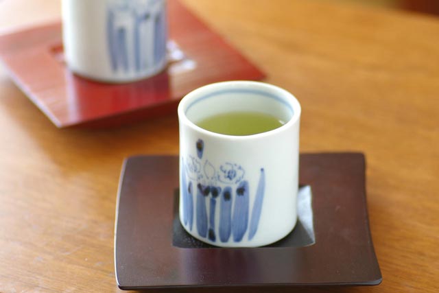 砥部焼・森陶房　水仙の筒湯のみ（小）にお茶を