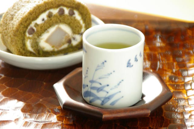 砥部焼　すすきの筒湯のみにお茶を