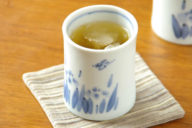 砥部焼・森陶房　あやめの筒湯のみ(大) に麦茶を