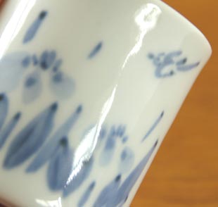 砥部焼・森陶房　あやめの湯のみ(小)の絵付け