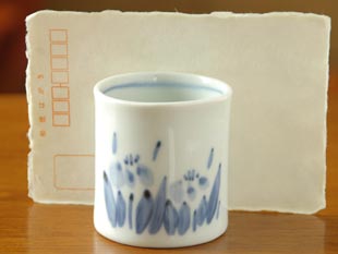 砥部焼・森陶房　あやめの湯のみ(小)をはがきと比べて