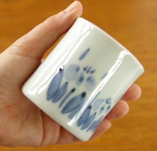 砥部焼･森陶房　あやめの筒湯のみ(小）を手に