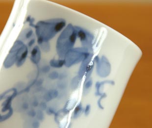砥部焼・森陶房　ぶどうの筒湯のみ(小) の絵付け