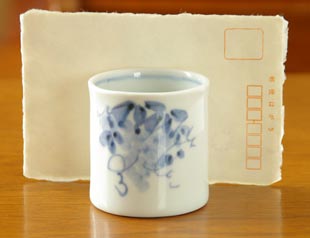 砥部焼・森陶房　ぶどうの筒湯のみ(小)をはがきと比較して