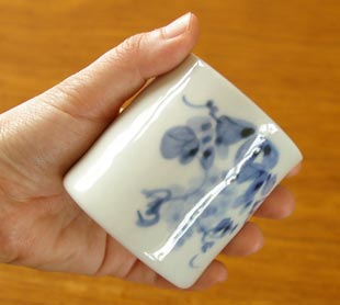 砥部焼・森陶房　ぶどうの筒湯のみ(小)を手に持って