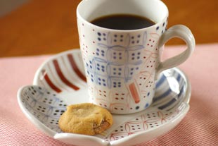 砥部焼・陶房遊　彩り紋のマグカップと彩り紋の花皿