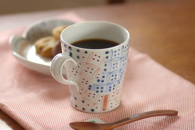 砥部焼・陶房遊　彩り紋のマグカップにコーヒを入れて