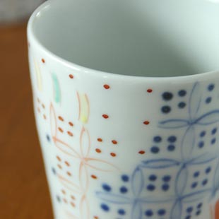 砥部焼・陶房遊　彩り紋のマグカップ（小）の絵付け