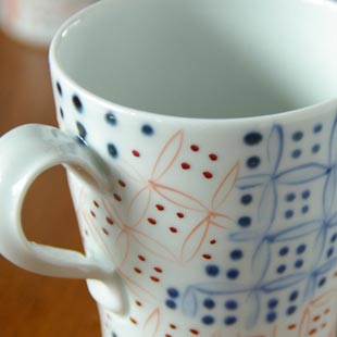 砥部焼・陶房遊　彩り紋のマグカップ（小）の絵付け
