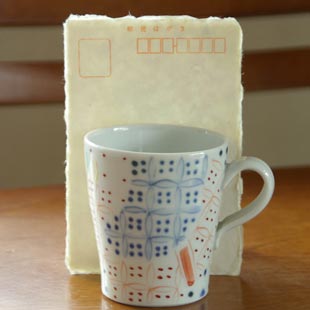 砥部焼・陶房遊　彩り紋のマグカップ（小）をはがきと比較して