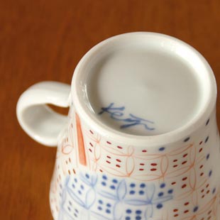 砥部焼・陶房遊　彩り紋のマグカップ（小）の底面
