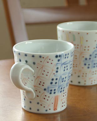 砥部焼・陶房遊　彩り紋のマグカップ（小）をよこから見て