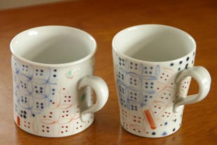 砥部焼・陶房遊　彩り紋のマグカップ　大と小を比較して