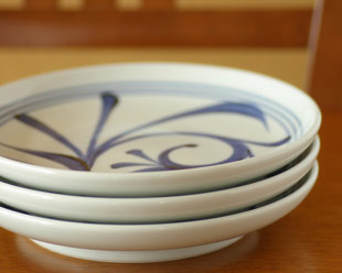 砥部焼・梅山窯　ひとつからくさの大皿を重ねて