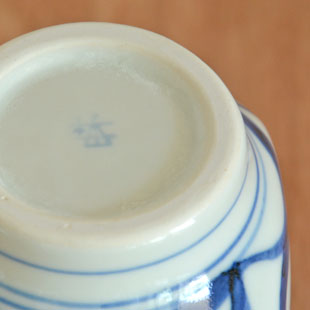 砥部焼・梅山窯　からくさの四方花器の窯印