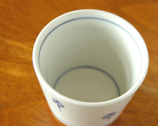 砥部焼・梅山窯　たんぽぽのそばちょこを上から見て