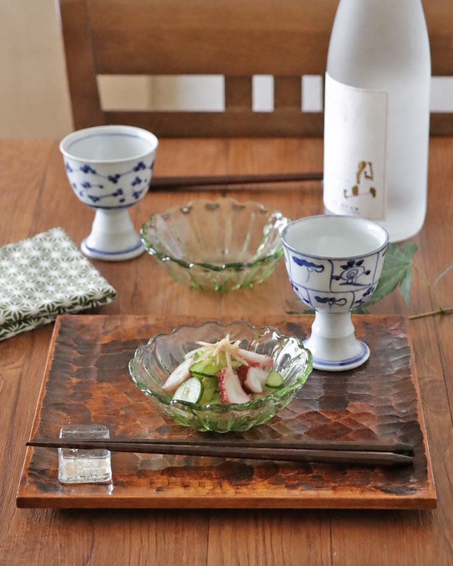 タコときゅうりの酢の物を盛り付けた萌黄色の輪花小鉢