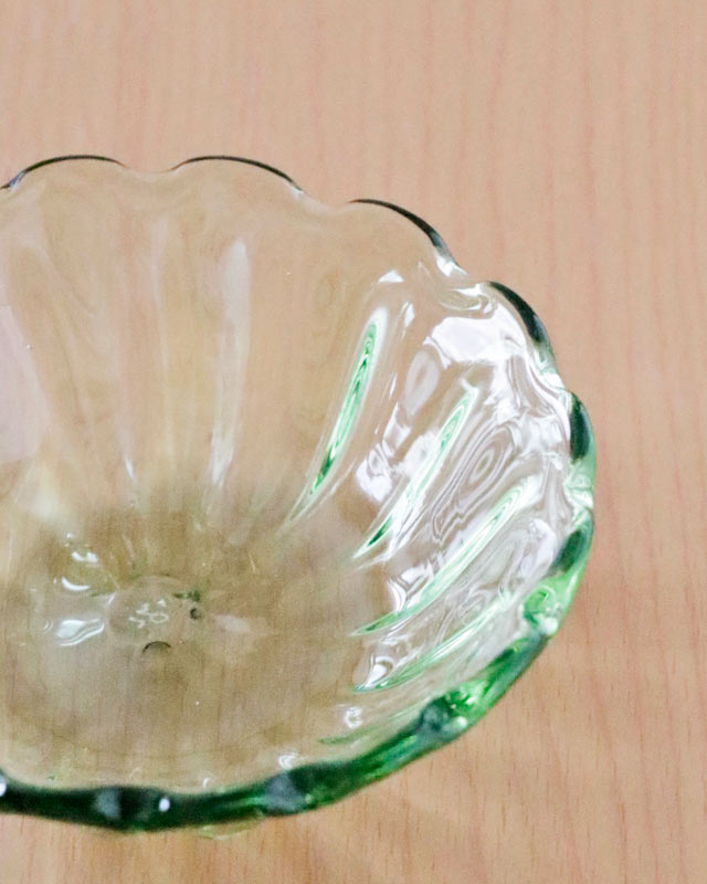 輪花小鉢(もえぎ) ガラスの表情と寄りの質感