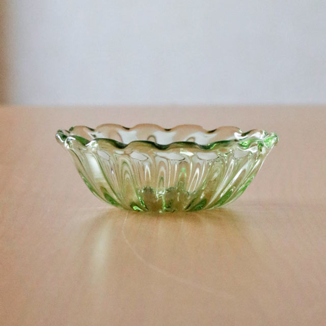 輪花小鉢(もえぎ) 横から見たフォルム