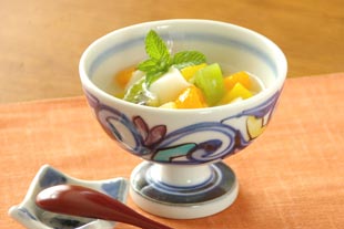 砥部焼・西岡工房　花からくさの馬上杯にフルーツを
