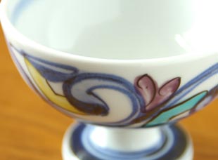 砥部焼・西岡工房　花からくさの馬上杯の絵付け