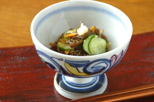 西岡工房　花からくさの馬上杯に酢の物を