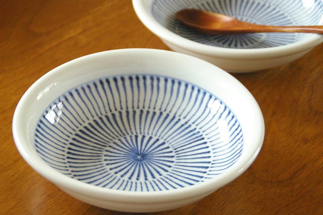 砥部焼・中田窯 はけめ模様の玉ぶち鉢(6寸)