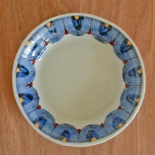 砥部焼・西岡工房　半円金彩の丸皿を上から見て