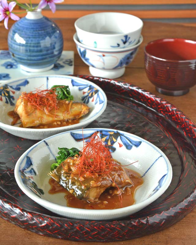 砥部焼　浮草の布目丸皿に鯖味噌煮を