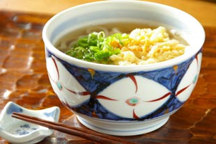 砥部焼･西岡工房　あかぺん柄の丼にうどんを