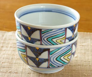 砥部焼・西岡工房　色絵金彩の丼を重ねて