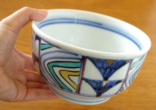 砥部焼・西岡工房　色絵金彩の丼を手に持って
