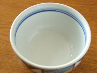 砥部焼・西岡工房　色絵金彩の丼を上から見て