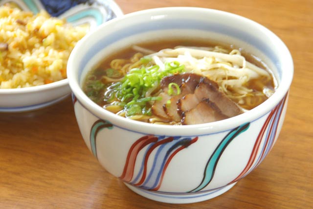 砥部焼･西岡工房　よろけもようのどんぶりにラーメンを