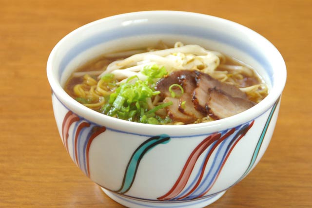 砥部焼･西岡工房　よろけもようのどんぶりにラーメンを