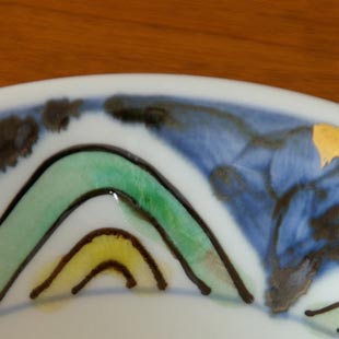 砥部焼・西岡工房　いろえ金彩の深皿の絵付け