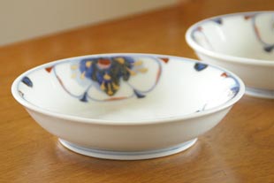 砥部焼・西岡工房　蝶花柄の深皿を横から見て