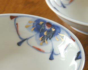 砥部焼・西岡工房　蝶花柄の深皿の絵付け