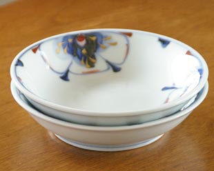 砥部焼・西岡工房　蝶花柄の深皿を重ねて