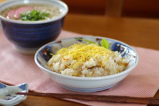 砥部焼・西岡工房　蝶花柄の深皿にちらし寿司を盛って