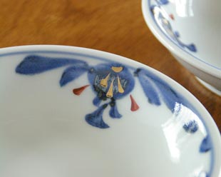 砥部焼・西岡工房　浮草柄の深皿の絵付け