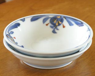 砥部焼・西岡工房　浮草柄の深皿を重ねて